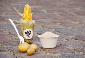 Rebel Food gør sit for en grønnere vækst. Derfor har vi i 2016 indgået et samarbejde med Field Advice, der er Skandinaviens ledende leverandør af miljøvenlig og bæredygtig emballage til fødevarer. Servicen og emballagen, som Rebel Food benytter på street food-markederne i København, er miljøvenligt og bionedbrydeligt. Det betyder, at alle glas, bægre og bestik er lavet af naturens egne råvarer, såsom majs, kartoffel og sukker, og kan komposteres – fra jord til bord og tilbage igen! Glas og bestik ligner og føles som plastik, men det er ikke plastik! Det er derimod lavet af PLA – Polyactic Acid, som er forarbejdet majs, der omdannes til sukker og laves til faste former. Emballagen er 100% genanvendeligt og komposterbart og derfor sorterer vi selvfølgelig også vores skrald på street food-markederne.