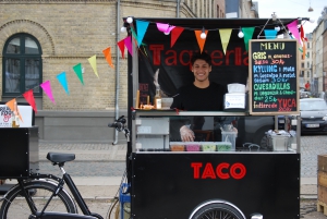 Jonathans Madcykel serverer ægte latinamerikansk gademad fra sin cykel i København på Rebel Food street food-markeder. Du finder en autentisk mexicansk menu bestående af tacos, quesadillas og friterede yuca, også kendt som kassavarødder - en slags tropisk rodfrugt.