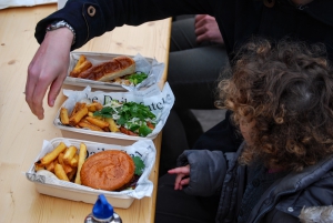 Hooked har skabt en herlig menu af havets frugter og præsenterer blandt andet den legendariske amerikanske lobster roll - en rigtig hummer-hotdog, eller deres fiskeburger. Find den på Rebel Food street food markeder i København