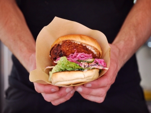 Food Squad laver panerede pulled pork-burger på Rebel Food street food markeder i København
