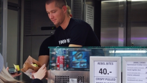 Food Squad laver panerede pulled pork-burger på Rebel Food street food markeder i København