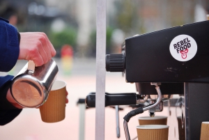 Ditlev's Kaffe laver brygger alt fra en cremet latte, en skarp cortado, en simpel americano eller en helt særlig kaffe efter dit ønske på Rebel Food street food marked i København