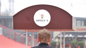 Ditlev's Kaffe laver brygger alt fra en cremet latte, en skarp cortado, en simpel americano eller en helt særlig kaffe efter dit ønske på Rebel Food street food marked i København