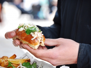 Hooked laver den legendariske Lobster Roll - en hummerhotdog med hummer og torskesalat i hjemmelavet hotdog-briochebolle serveret med sprøde risnuddelchips, sukkerærter, koriander og Tiger Lee-mayonnaise. Find den på Rebel Food street food markeder i København.