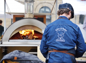 Bike and Bake bager de bedste, økologiske, italienske pizza i en mobil stenovn varmet med brænde på Rebel Food street food markeder i København