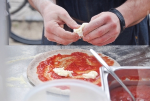 Bike and Bake bager de bedste, økologiske, italienske pizza i en mobil stenovn varmet med brænde på Rebel Food street food markeder i København